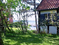 Ferienhaus & Private Ferienwohnungen auf Bornholm - Das Ferienhaus liegt im Ort Gudhjem
Ca. 25m. entfernt vom kleineren Hafen
Parkplatz am Haus.
Das Haus hat ca. 120 m² wohnfläche, und einem kleinen Garten mit Essterasse.
In der 1. Etage sind drei Zimmer
 Eins mit zwei Betten
Eins mit Doppelbett
 und ein 