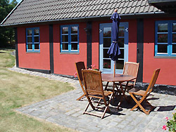 Ferie: Sommerhus / Feriehus / Feriehuse / Ferielejlighed : 
     In diesem neuerbauten Fachwerkhaus haben wir f�r Sie eine helle und freundliche Ferienwohnung,direkt in der sch�nsten bornholmer Natur eingerichtet.Diese 90 m2 gro�e geschmackvoll und funktionell eingerichtete Ferienwohnung bietet Platz f�r maximal 6 Personen, die einen unbeschwerten und erholsamen Urlaub erwarten.  