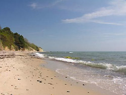 Ferien auf dem Land oder Bauerhof auf Bornholm 

   Ferien auf dem Bauernhof / Bauernhofferien  
 Bondegaardsferie eller Ferie p� Landet Sydbornholm, mellem Dueodde og R�nneNyistandsat stuehus, beliggende 120 meter fra ugenert strand med gode bade- og fiskemuligheder, udlejes.Langt fra bef�rdet vej og t�t p� stranden.For dem der s�ger ro i smukke omgivelser.Der findes ingen husdyrproduktion p� g�rden