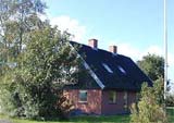 Ferien auf dem Land oder Bauerhof auf Bornholm 

   Ferien auf dem Bauernhof / Bauernhofferien  
 T�t p� Aakirkeby, men alligevel p� landet. Pragtfulde Dueodde Strand er ikke s� langt v�k, men Boderne Strand  er endnu t�ttere p�. Der er kun f� kilometer til en lille hyggelig DagliBrugs. Hestevognsk�rsel kan arrangeres efter n�rmere aftale - en oplevelse for b�rn og deres for�ldre! Sig ja til livsgl�den. 50 m til vejen, 1,5 km til raghammer (badestrand), 3 km til indk�bsmulighed brugs og bager, 6,5 km til Aakirkeby, 200 m til bus , 6 km til Dueodde golfbane, 