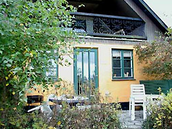 Ferien auf dem Land oder Bauerhof auf Bornholm 

   Ferien auf dem Bauernhof / Bauernhofferien  
 Gyldenshus er et nedlagt landbrug.Huset ligger p� en bakke top med udsigt til Christians�.Der er marker, skov og natur i n�heden.Inden for 5 km. afstand ligger byen Svaneke, hvor der findes indk�smuligheder. Restauranter og Caffeer i alle pris lag.
