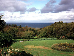 <b>Feriehus, Sommerhus udlejning - vest Bornholm </b>
Ferie: Sommerhus / Feriehus / Feriehuse / Ferielejlighed :
med en storslået havudsigt. De har en dejlig terrasse med en stor velplejet have foran lejlighederne - haven løber ud i en stor naturgrund.
Stuen er udstyret med vinduer fra gulv til loft og herfra kan man nyde solnedgangen over Sverige. <b>Feriehus, Sommerhus udlejning - vest Bornholm </b>
Ferie: Sommerhus / Feriehus / Feriehuse / Ferielejlighed :
med en storslået havudsigt. De har en dejlig terrasse med en stor velplejet have foran lejlighederne - haven løber ud i en stor naturgrund.
Stuen er udstyret med vinduer fra gulv til loft og herfra kan man nyde solnedgangen over Sverige.
