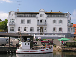 Hotel Sandvig Havn ligger direkte beliggende ved Sandvig Havn. Hotellet har v�relser af varierende st�rrelse med og uden havudsigt/balkon. Lejlighederne forefindes p� hotellets 2. sal, alle med havudsigt, balkon og TV. F�llesfaciliteter: Hyggelig TV-/opholds- stue, beskyttet g�rdhave med havem�bler, bar og havneterrasse 

Restaurant BALTIC VIEW
Vi er en gastronomisk team,som arbejder impulsivt med dagens friske r�varer, med s� mange bornholmmske specialiteter som muligt. Vores m�l er at g�re en forskel, og lader os gerne inspirerer af andere himmelstr�g.