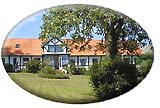 Ferien auf dem Land oder Bauerhof auf Bornholm 

   Ferien auf dem Bauernhof / Bauernhofferien  
 P�reg�rd ligger p� Nordbornholm med den meget  flotte afvekslende natur og sm� fiskerlandsbyer. P�reg�rd er en gammel hyggelig bindingsv�rksg�rd fra 1777,  som ligger midt i naturen n�r marker, skov og hav. G�rden har udsigt over �sters�en til Christians � og til Sct. Ols rundkirke,  og drives med planteavl. Husdyr er katte og en kanin. 
