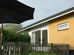 Ferien auf dem Land oder Bauerhof auf Bornholm 

   Ferien auf dem Bauernhof / Bauernhofferien  
 og vil gerne hj�lpe Dem til en dejlig ophold p� Sluseg�rd og i Sluseparken R� granitklipper, kridhvide sandstrande.Den fantastiske natur af bornholm skal opleves p� n�rmeste hold. Den varme sommer, med blomster duft.Efter�rets fugletr�k, med den barske bl�st, der giver skum p� b�lgerne.R�gerierne, musikken, isne og alle de sp�ndene sev�rdigheder er med til at skabe den, afslappende atmosf�re.