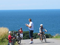 Ferie: Sommerhus / Feriehus / Feriehuse / Ferielejlighed : 
     Bornholm er en ferie � som har en meget overskuelig st�rrelse og en varieret natur som g�r den ideel til mange former for aktiv ferie. Det kan v�re et weekendophold, en miniferie eller �rets sommerferie for hele familien. Aktiv Bornholm har mange gode ferietilbud. - cykelrejser- golfrejser- vandrerejser- wellnessrejser- kulturrejser- k�rselv-ferie p� hotel- Rejser med madoplevelser Aktiv Bornholm arrangerer rejser med et stort udbud af aktiviteter. Du kan booke en f�rdig pakke on-line eller du kan sende en forsp�rsel p� mail, hvis du har specielle �nsker til en rejses indhold eller hvis du vil bestille rejse til en gruppe.