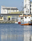 Restaurant, Cafe und R�ucherei ! 

    Restaurant / Cafe 
  �Jantzens Fristelser� (�Jantzen�s Versuchungen�) ist ein modernes Restaurant direkt am Hafen von Nex�. Die wundersch�ne Aussicht �ber den alten Hafen, gibt dem Restaurant einen gem�tlichen, authentischen Rahmen.Die K�che hat ihren Ursprung in der neuen d�nischen K�che, aber mit interessantem, internationalem Einschlag.