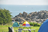Optimale Campingferien auf Bornholm 

   camping / campingplatz / campingferien 
 Gudhjem auf Bornholm ist eine Perle, welche zentral f�r alle ausf�ge liegt.Ob sie nun die Sehensw�rdigkeiten auf s�d, oder Nord- Bornholm besuchen m�chten, so ist Gudhjem Camping die optimale Basis f�r Ihre Farrad, Wohnwagen oder Autocamper ferien.