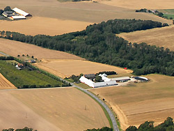 <b>Feriehus, Sommerhus udlejning - vest Bornholm </b>
Ferie: Sommerhus / Feriehus / Feriehuse / Ferielejlighed :
I noget af Danmarks smukkeste natur på Bornholm ligger Nygård og Pilegård placeret. Gårdene er idag ejet og drevet af Jeppe og Kristina Nielsen.
Nygård er en gammel slægtsgård, der har været ejet af familien i 3 generationer. Pilegård er en gammel proprietærgård, som led i et generationsskifte blev solgt til Jeppe og Kristina i 2006.
På Nygård er der i hovedbygningen indrettet 2 store ferielejligheder, som udlejes hele året rundt. De er velegnet til den perfekte bondegårdsferie, da det er muligt at komme på tæt hold af gårdens køer.
<b>Feriehus, Sommerhus udlejning - vest Bornholm </b>
Ferie: Sommerhus / Feriehus / Feriehuse / Ferielejlighed :
I noget af Danmarks smukkeste natur på Bornholm ligger Nygård og Pilegård placeret. Gårdene er idag ejet og drevet af Jeppe og Kristina Nielsen.
Nygård er en gammel slægtsgård, der har været ejet af familien i 3 generationer. Pilegård er en gammel proprietærgård, som led i et generationsskifte blev solgt til Jeppe og Kristina i 2006.
På Nygård er der i hovedbygningen indrettet 2 store ferielejligheder, som udlejes hele året rundt. De er velegnet til den perfekte bondegårdsferie, da det er muligt at komme på tæt hold af gårdens køer.
