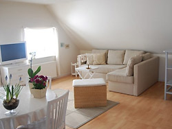 Ferien auf dem Land oder Bauerhof auf Bornholm 

   Ferien auf dem Bauernhof / Bauernhofferien  
 En 4 l�nget g�rd fra 1850 beliggende i smukke landlige omgivelser p� Bornholm. T�t p� skov og strand. 2 km til Dueodde golfbaner. T�t p� cykelveje & offentlig transport.G�rden ligger ca.5 km fra det idyliske Snogeb�k som er en sk�n turistperle, hvor der er rig mulighed for at spise et godt m�ltid eller at g� p� cafe. P� Myregaard kan du v�lge at leje en lejlighed til 2 eller 4 personer, et dobbeltv�relse , eller et familiev�relse. Der er ogs� mulighed for opredning.Vi gl�der os til vi ses p� Myregaard Bed & Breakfast og Ferielejligheder.Thomas Holmegaard & Jytte Seratski