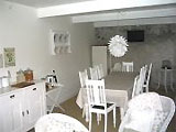 Bed and Breakfast p� Bornholm - privat udlejning af V�relser, Lejligheder  

   Bornholm: V�relser  
 Vi er en familie p� 2 voksne og 2 b�rn p� 3 og 5 �r som bor i et dejligt stort hus i Svaneke. Vi har derfor god plads til udlejning af v�relser p� 1.sal.Bo i den gamle k�bmandsg�rd der oser af sj�l og charme med den fantastiske Bornholmske natur som nabo.