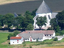 Ferien auf dem Land oder Bauerhof auf Bornholm 

   Ferien auf dem Bauernhof / Bauernhofferien  
 Lys og venlig lejlighed beliggende p� kirkebogaard i �sterlarslige overfor Danmarks st�rste rundkirke.Fra lejligheden er der udsigt over det kuperede terr�n hvor man kan g�hyggelige aftenture. Lejligheden er centralt beliggede p� �en,cykelvej 20 meter fra lejligheden som g�r til gudhjem, svaneke og almindingen