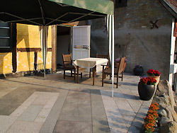<b>Feriehus, Sommerhus udlejning - vest Bornholm </b>
Ferie: Sommerhus / Feriehus / Feriehuse / Ferielejlighed :
Velkommen i en dejlig feriebolig på Bornholm. Vi tilbyder fredfyldt idyl på vores firelængede bondegård. Gården ligger midt på Nordbornholm. Der er ca. 12 km til Rønne, 12 km til Allinge -- og kort vej til Bornholms mange seværdigheder. Her er fred og ro, langt fra bylarm, trafik og travle hverdage. <b>Feriehus, Sommerhus udlejning - vest Bornholm </b>
Ferie: Sommerhus / Feriehus / Feriehuse / Ferielejlighed :
Velkommen i en dejlig feriebolig på Bornholm. Vi tilbyder fredfyldt idyl på vores firelængede bondegård. Gården ligger midt på Nordbornholm. Der er ca. 12 km til Rønne, 12 km til Allinge -- og kort vej til Bornholms mange seværdigheder. Her er fred og ro, langt fra bylarm, trafik og travle hverdage.
