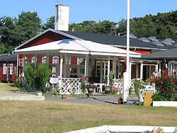 vandrehjem eller Danhostel  

   Vi er to br�dre, der sammen med vores familier, vil g�re alt for at I f�r en rigtig god ferieoplevelse her p� �en, og ikke mindst her hos os.Med  R�nne Vandrerhjems centrale beliggenhed, t�t p� skov, strand, centrum og f�rgehavn, kan I se frem til et uforglemmeligt ophold, til fods, p� cykel, eller i bil.