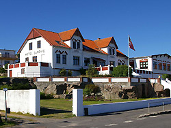 Hotel Sandvig er bygget i 1906 og er 
l�bende blevet renoveret s�ledes 
at hotellet i dag har 45 v�relser alle med brusebad og toilet. 
