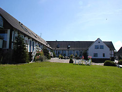 Ferienhaus / Sommerhaus Bornholm  In Vang auf Nordbornholm liegt Vestre Borregård, wo gemütliche Ferienwohnungen vermietet werden.

Wohnungen und Hütten aller Größen
Wir haben Wohnungen und Hütten für 2-6 Personen und mit 1-3 Schlafzimmern.

Der Name Borre kommt von Burg und weist darauf hin, dass hier im Mittelalter eine Burg gelegen hat, welche bis zum Aufbau der Hammerhus 1250 auch bewohnt war.
Borregaard war in den Händen vieler Geschlechter, die wir bis ins 15. Jahrhundert zurückverfolgen können.
Der Naturgrund wird von einem Mühlenbach (Møllebækken) durchzogen und unterhalb des Gartens liegen die Reste einer alten Wassermühle.
Die küstennahe Fläche 82 m. über dem Meeresspiegel fällt nach Westen hin schräg ab und macht dadurch die Aussicht frei über die drittgrößte Fahrrinne der Welt, - Hammervandet - die Ostsee zwischen Bornholm und Skåne in Südschweden.

