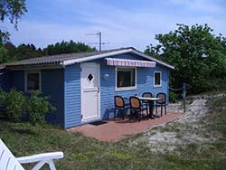 Ferienhaus / Sommerhaus Bornholm  Ansprechendes, idyllisches Holzsommerhaus für 2 Personen, in der ersten Dünenreihe zum Meer und Boderne Strand. Nur 50 m zu einem der schönsten Badestrände Südbornholms.

Das Haus enthält 
Eingangsflur, kleines Zimmer mit Doppelbett. Essraum mit neuer offener, gut ausgestatteter Küche mit El-Kochherd/Backofen, Geschirrspüler, Mikrowelle, u.s.w. Gemütliches Wohnzimmer mit Sat.-TV, DVD und Musikanlage. Badezimmer mit Dusche, WC, Handwaschbecken und Fön.
Das Haus liegt auf sonnenreichem Naturgrund mit Hagebutten und Strandhafer. Parkplatz direkt beim Haus

Das Haus liegt auf sonnenreichem Naturgrund mit Hagebutten und Strandhafer. 
2 Minuten Fußweg zum Parkplatz.