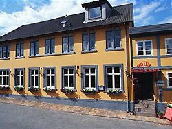 liegt direkt am Hafen, hoch über dem Hafenbecken der Küste und dem Meer. Von der Garten können Sie das turbulenten Leben am Hafen sehen. Alle Zimmer mit Dusche und WC. Von ihren Fenster sehen sie den wunderschönen Sonnenuntergang. Das Hotel ist das ganze Jahr über geöffnet. - 1139 Pension - Pensionen auf Bornholm - 1139