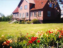Bornholm: Folkemøde overnatning Sommerhus, Feriehus, Hotel, Pension - Dejlig ferielejlighed på 50 kvm i naturskønne omgivelser - 4 km til stranden Boderne 2 km til Aakirkeby - 50 m til bus Der er kombineret stue og køkken med mikroovn komfur køleskab samt TV og radio. 1 værelse med boksmadras 1 værelse med 2 enkelte senge. Badeværelse med bruseniche. Dejlig stor have med havemøbler grill bålplads gynge og sandkasse. Bornholm: Folkemøde overnatning Sommerhus, Feriehus, Hotel, Pension - Hundsalegaard