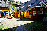 Bornholm: Folkemøde overnatning Sommerhus, Feriehus, Hotel, Pension - SOLDALEN ligger lidt gemt, men centralt på Nordbornholm. Der er 6 km til tre sider til vandet. I alt 8 hyggelige ferielejligheder/huse, landsbyagtigt placeret i vores store have, indbyder til FERIE PÅ LANDET. Ro og oplevelser for hele familien midt i den særlige bornholmske natur. Børnene oplever spændende feriedage på Soldalen bor der blandt andet får, ænder, høns, geder, kaniner, kat og vores gårdhund Asta. Bornholm: Folkemøde overnatning Sommerhus, Feriehus, Hotel, Pension - Soldalen