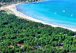 <b> overnatning Bornholm </b>
- Balkastrand Familiecamping ligger direkte (50m) ud til Bornholms mest børnevenlige sandstrand med det flotteste hvide sand og turkisfarvede vand og ved eksotiske Snogebæk by. Campingpladsen ligger unikt som udgangspunkt for aktiv ferie, wind-surfing, cykel- og traveture, fiskeri. Stranden har lav vanddybde, ren sandbund og er i højsæsonen under opsyn af livreddere.
På stranden vil du Opleve masser af aktiviteter, beachvolley, leje vandcykler, både, kajakker samt windsurfing udstyr.
Gå af strandstien 300m til idylliske eksotiske Snogebæk by med Ø-havn, minigolf, antikviteter, restaurationer, økologisk is, Kjærstrup Chokolade, glaspusterier, røgerier, restaurationer, cafe og indkøb.
Nyd jeres ferieophold med fred, ro og den gode atmosfære på campingpladsen.
Vi ønsker jer et godt campingophold hos os på Bornholm og vil hjælpe jer med, at komme hjem med en masse gode ferieoplevelse. <b> overnatning Bornholm </b>
- Balka Strand Familiecamping
