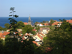 Bornholm: Folkemøde overnatning Sommerhus, Feriehus, Hotel, Pension - Vi har 5 flotte værelser med direkte udgang til gudhjem havn. Der er 2 badeværelser og et køkken, derudover er der en gårdhave med grill. Vi har fri wifi. Lige uden for døren har du Gudhjem havn med smukke klippe partier, hvor der også findes gode muligheder for at bade. I Gudhjem er der også mange hyggelige butikker og spisesteder. Der er også mulighed for at tage færgen til Danmarks østligste punkt Christiansø. Alt dette findes når du træder ud af gårdhaven. Vi tilbyder ikke morgenmad , men der er 300 m til bageren, der er også forskellige morgenmads restauranter alt efter årstid. Bornholm: Folkemøde overnatning Sommerhus, Feriehus, Hotel, Pension - Victoria Glas - Feriebolig