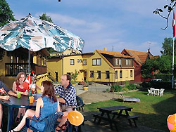 Pension - Pensionen auf Bornholm - Grethas Pension und Aparthotel ist ein Familienbetrieb, uns geht es in erster Linie um eine gemütliche Atmosphäre und engen Kontakt. Durch unsere Lage in der herrlichen Natur Nordbornholms, im Ort Sandvig, können wir unseren Gästen perfekte Möglichkeiten für Wanderungen, Fahrradtouren, Bootsausflüge und Ähnliches bieten. Unsere 60 Betten sind in großen, hellen und modern eingerichteten Zimmern/Ferienwohnungen, alle mit Dusche, Toilette und Küche mit Kühlschrank, Kaffeemaschine, Kochplatten, Geschirr sowie kostenlosem WiFi. Kinder sind bei uns willkommen, in allen Zimmern/Ferienwohnungen ist ein Zustellbett möglich. Pension - Pensionen auf Bornholm - Grethas Pension