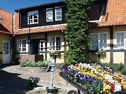 Pension - Pensionen auf Bornholm - Wilkommen bei Pension Slægtsgaarden Slægtsgaarden ist ein gemütliches familiär geführtes Hotel mit 29 gepflegten, ordentlichen Zimmern. Alle mit eigenem Bad und Toilette. TV & Internet in allen Zimmern In zentraler Lage von Allinge Pension - Pensionen auf Bornholm - Pension SlægtsgÃ¥rden