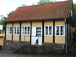Bornholm: Sommerhus
Gudhjem by:
Hyggeligt lille Ferielejlighed på 43 m² ligger centralt i den charmerende by Gudhjem .
Max 4 Pers ( 2Voksne 2 Børn)
2 små soveværelser, 1 x dobbeltseng, 1 x køjeseng.
Køkken og opholdstue i et rum.
Opvaskemaskine.
WC / bruser
Strand 1,5 km
Havn 200 m
Skov 50 m
Indkøb 200 m Bornholm: Sommerhus
Gudhjem by:
Hyggeligt lille Ferielejlighed på 43 m² ligger centralt i den charmerende by Gudhjem .
Max 4 Pers ( 2Voksne 2 Børn)
2 små soveværelser, 1 x dobbeltseng, 1 x køjeseng.
Køkken og opholdstue i et rum.
Opvaskemaskine.
WC / bruser
Strand 1,5 km
Havn 200 m
Skov 50 m
Indkøb 200 m