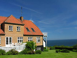 Bauernhof - Ferien auf dem Land - Die phantastische Bornholmer Natur erleben Sie hier aus nächster Nähe. Rauhe Granitklippen (Ideal für Sportangler) und weißer Sandstrand, interessante Sehenswürdigkeiten und eine entspannende Atmosphäre- dafür ist Bornholm bekannt. Es bestehen reichlich und gute Möglichkeiten für Sportangler auf Søgaard. Die Küste ist ein sehr bekannter Platz bei Angler, die etwas fangen möchten , aber auch für ausgedehnte Spaziergänge ist sie ideal. Unsere Gäste haben natürlich Zugang zu unserem großen Garten. Bauernhof - Ferien auf dem Land - Søgård