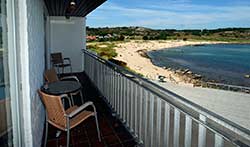 Bornholm: Folkemøde overnatning Sommerhus, Feriehus, Hotel, Pension - Badebyen Sandvig er ét af Bornholms mest søgte feriemål. Direkte ved Sandvigs skønne, lille badestrand ligger Strandpromenaden, og bygningen af samme navn, der består af 16 ejerlejligheder. Lejligheden ligger i øverste etage i rolige omgivelser ved den nyrenoverede Strandpromenade. Ferielejligheden er 68 m2 + møbleret balkon og indeholder Entré, opholdstue med panoramavindue. Parabol – TV, DVD, musikanlæg og WIFI. Udgang til stor, møbleret balkon. Flot, veludstyret køkken med bl.a. elkomfur, opvaskemaskine, mikroovn, kaffemaskine m.m. 2 soveværelser med i alt 4 box-senge. Badeværelse med gulvvarme, douche, toilet, føn. Gratis WIFI. Bo med den skønneste udsigt med udsigt over hele Sandvig strand og havn samt Hammerknuden. Bornholm: Folkemøde overnatning Sommerhus, Feriehus, Hotel, Pension - Strandpromenaden Apartment 16