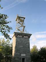 Kongemindet auf dem Rytterknægten im Almindingen auf BornholmHier ist der höchste Punkt von Bornholm - Rytterknægten (162 Meter). GPS Position 55.11190 N - 14.88945 ODer 13 m hohe Granitturm wurde im Jahr 1856, zur Erinnerung an den Busuch von König Frederik den Siebten und seiner Gemahlin 1851 , errichtet.Da der umliegende Wald die Aussicht versperrte wurde im Jahr 1899 eine 9 Meter hohe Eisenkonstruktion aufgesetzt.