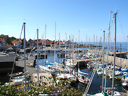 Bornholm: Folkemøde overnatning Sommerhus, Feriehus, Hotel, Pension - Bed & Kitchen i Gudhjem by. Store og små dobbeltværelser med panorama- eller havudsigt på 1. sal i hus i Gudhjem by. Værelserne har adgang til fælles toilet, bad samt køkken. Køkkenet er indrettet med komfur, køleskab, kaffemaskine og elkedel. Dejlig privat terrasse med grill og panoramaudsigt over Østersøen samt Christiansø. Adgang til trådløst internet. Det er muligt at leje sengelinned samt håndklæder. Det er ikke tilladt at medbringe husdyr og ryge inden døre Bornholm: Folkemøde overnatning Sommerhus, Feriehus, Hotel, Pension - Bed & Kitchen i Gudhjem