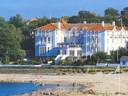 Bornholm: Folkemøde overnatning Sommerhus, Feriehus, Hotel, Pension - bornholmferiehuse ønsker dig velkomme Hvis du ønsker naturoplevelse udover det sædvanlige, hvor du bor direkte på klipperne højt placeret i første række og få meter fra havet, har vi et forslag til den kræsne lejer. Lejligheden har 41 kvm. balkonterasser hele vejen rundt om lejligheden, som betyder, at du kan opholde dig i solen hele dagen hvis det er det du ønsker. Med uforhindret panoramaudsigt langs kysten til Hammerknuden til venstre for dig, til Gudhjem til højre for dig og til Christians Ø lige frem. Samtidig har du fornøjelse af, at kunne nyde alle de spændende sejlbåde og skibe store som små, som sejler forbi. Farvandet ud fra Hammerknuden er det 3. mest besejlede trafikområde i verden, så der er hele tiden noget at se på og følge med i. Ejendommen er bygget i 1988 og lejligheden er løbende renoveret og istandsat. Lejligheden som er meget lys har havudsigt fra alle rum. Indeholder komb. stue-/åbent køkken. Soveværelse med dobbeltseng og toilet med bad, WC og douche. Lejligheden indeholder alle fornødenheder som TV, DVD, CD, Radio, Køl-fryseskab, Komfur, Ovn, Microovn., Keramisk kogeplade. Lejligheden er på 52 kvm. og indrettet til at 2 personer kan nyde tilværelsen fuld ud, hvorfor lejligheden kun kan udlejes til 2 personer. Lejligheden er en ikke ryger lejlighed. Og der må ikke medbringes kæledyr. Bornholm: Folkemøde overnatning Sommerhus, Feriehus, Hotel, Pension - Bornholmferiehuse