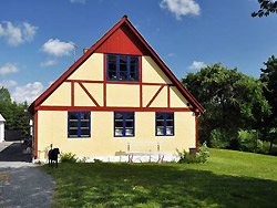Bauernhof - Ferien auf dem Land
- Unser Hof liegt idyllisch mit Blick ins Naturschutzgebiet, ganz in der Nähe vom Wald Almindingen und dem Echotal.
Ruhige Lage, mitten in der Natur.
Man hat ein schönen Blick über die Felder und zum Wald.
Es gibt einen direkten Fußweg in den Wald.
Bauernhof - Ferien auf dem Land
- Dyrstensholm