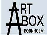 ART BOX Bornholm
- KUNSTARTIKLER
Akvarelpapir, skitsebøger, lærreder, tusch, pensler, blyanter, trækul, conté, pastelkridt, oliepasteller, akryl- og olie maling, airbrushmaling, fixativ, malemidler og meget mere.
GALLERI
Vi har kunst af mange forskellige kunstnere, både fra Bornholm og udlandet. Vores koncept i galleriet er, at kunst skal have et sted at vokse. Kunsten behøver ikke være lavet af en kendt kunstner for at være smuk kunst. Vi går ind for kvalitet og diversitet med plads til enhver smag. Vi vil være et link mellem kunsterne og dem der elsker kunst.
INDRAMNING
Vi har mange profiler i både træ og metal, noget for enhver smag. Vi skærer passe-partout, glas og spejle, og vi kan også rense billeder og lave små reparationer. Vi har mange års erfaring, og ved hvordan man behandler og bevarer kunst. Derfor indrammer vi med museumskvalitetsprodukter. Vi kan også laminere og klæbe, spænde lærreder op, og vi er altid glade for specielle opgaver. ART BOX Bornholm