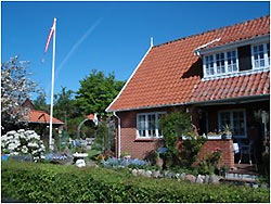 Bornholm: Folkemøde overnatning Sommerhus, Feriehus, Hotel, Pension - Lige syd for Gudhjem er der et idyllisk fiskerleje Melsted. Dejlig badestrand, lille havn her kan du nyde roen og stilheden. Gå afstand til Gudhjem af en meget smuk klippe sti. Værelset er indrettet med køleskab adgang til kaffemaskine. Adgang til en dejlig have. Fri internet og fjernsyn på værelser Bornholm: Folkemøde overnatning Sommerhus, Feriehus, Hotel, Pension - Bed & Breakfast i Melsted