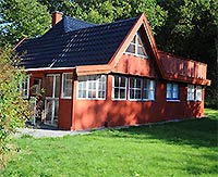 Bornholm: Sommerhus
Sommerhus Leopold:
4 - 6 Personer Sommerhus - Hunde er tilladt
Beliggende på en vidunderlig naturgrund, tæt på indkøbsmuligheder i et økologisk gartneri, Super Brugsen, Rønne Syd og Netto, Rønne Øst. Mulighed for ridning, vandreture gennem Onsbæk Skov, en tur ad vandrestier til Bornholms Golfbane, eller bare en tur il Fredensborg Strand med klipper og sandstrand som kan byde på en dejlig badeoplevelse i Østersøens bølger. Til centrum, bager og strand er der kun ca. 15 minutter, så mere centralt kan det ikke blive. Bornholm: Sommerhus
Sommerhus Leopold:
4 - 6 Personer Sommerhus - Hunde er tilladt
Beliggende på en vidunderlig naturgrund, tæt på indkøbsmuligheder i et økologisk gartneri, Super Brugsen, Rønne Syd og Netto, Rønne Øst. Mulighed for ridning, vandreture gennem Onsbæk Skov, en tur ad vandrestier til Bornholms Golfbane, eller bare en tur il Fredensborg Strand med klipper og sandstrand som kan byde på en dejlig badeoplevelse i Østersøens bølger. Til centrum, bager og strand er der kun ca. 15 minutter, så mere centralt kan det ikke blive.
