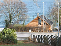 Bornholm: Sommerhus
Strandstocken :
Stien 2, Sandkås er kun 40 skridt fra sandstrand og med en smuk havudsigt fra den kombinerede spise– opholdsstue og køkken og fra stuen på første sal.
Huset ligger i et meget efterspurgt område ved navn Sandkås, kun 30 meter fra sandstrand og klipper. Indkøbsmuligheder enten i Allinge (2 Km.) eller i Tejn (1 Km væk). Minigolfbane, kiosk und restauranter befinder sig i nærområdet. Foran huset løber en natursti forbi langs kysten, som strækker sig fra Tejn til Allinge (ca. 7 km).
Til huset hører en parkeringsplads og have. Foran huset på havsiden findes en 40 m2 terrasse, hvor mange gode stunder kan nydes. Bornholm: Sommerhus
Strandstocken :
Stien 2, Sandkås er kun 40 skridt fra sandstrand og med en smuk havudsigt fra den kombinerede spise– opholdsstue og køkken og fra stuen på første sal.
Huset ligger i et meget efterspurgt område ved navn Sandkås, kun 30 meter fra sandstrand og klipper. Indkøbsmuligheder enten i Allinge (2 Km.) eller i Tejn (1 Km væk). Minigolfbane, kiosk und restauranter befinder sig i nærområdet. Foran huset løber en natursti forbi langs kysten, som strækker sig fra Tejn til Allinge (ca. 7 km).
Til huset hører en parkeringsplads og have. Foran huset på havsiden findes en 40 m2 terrasse, hvor mange gode stunder kan nydes.