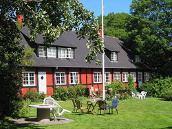 Bornholm: Folkemøde overnatning Sommerhus, Feriehus, Hotel, Pension - Velkommen til Gyldensgård. På Gyldensgård tilbyder vi et ferieophold midt i den dejlige bornholmske natur. Nyd nattergalens sang i skoven udenfor vinduerne og åens rislen i de lune sommeraftener. Her er masser af frisk luft, fred og ro, men samtidig ligger vi tæt på flere af de idylliske byer. På hjemmesiden kan du finde information om vore ferielejligheder, fælles faciliteter og gården. Desuden kan du finde inspiration til hvad Bornholm kan tilbyde - den smukke natur og forskellige spændende aktiviteter for børn og voksne. Bornholm: Folkemøde overnatning Sommerhus, Feriehus, Hotel, Pension - Gyldensgård