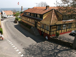 Hotel Pepita liegt mitten in Sandvig, dem führenden Ferienzentrum Nordbornholms. Das Hauptgebäude ist das frühere Wohnhaus eines für Bornholm typischen Fahrwerkhofes aus der Zeit um 1600. Die Betriebsgebäude des Hofes wurden durch neue Zimmerflügel ersetzt, während das Hauptgebäude behutsam restauriert wurde, so dass sich der ganze Komplex heute als modernes Hotel Restaurant und Cafe präsentiert, aber trotzdem mit einer heimeligen und familiären Atmosphäre. - 682 Pension - Pensionen auf Bornholm - 682