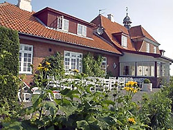 Pension - Pensionen auf Bornholm - -ist wegen seines persönlich geprägten Service und seiner gemütlichen Atmosphäre bekannt. Hotel-pension Langebjerg liegt in einer ruhigen und naturschönen Umgebung am Fusse des Langebjerg, eines naturschönen Höhenzuges. Von der Pension hat man eine schöne Aussicht über die Ostsee und auf die gebirgige Landschaft von Hammeren, die zu Wanderungen in einer erhabenen Natur einlädt. Gut eingerichtete Zimmer, alle mit Heizung und Dusche/WC. Ein 4000qm grosser sonniger Garten mit Sonnenterrasse, Liegestühlen und Grill steht den Gästen zur Verfügung - 709 Pension - Pensionen auf Bornholm - Pension Langebjerg